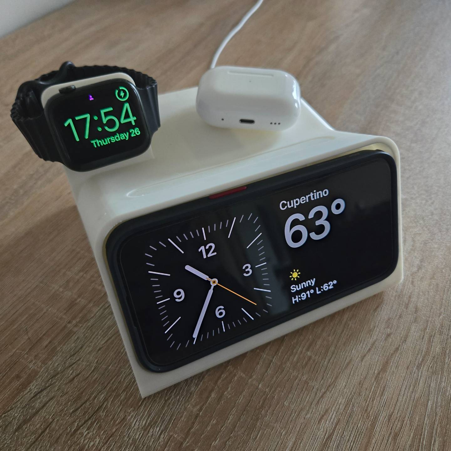 Bronvoorbeeld van het 3D-model Case-Friendly iPhone Dock + Watch Charger! - 12-16/pro/max door The Philosopher