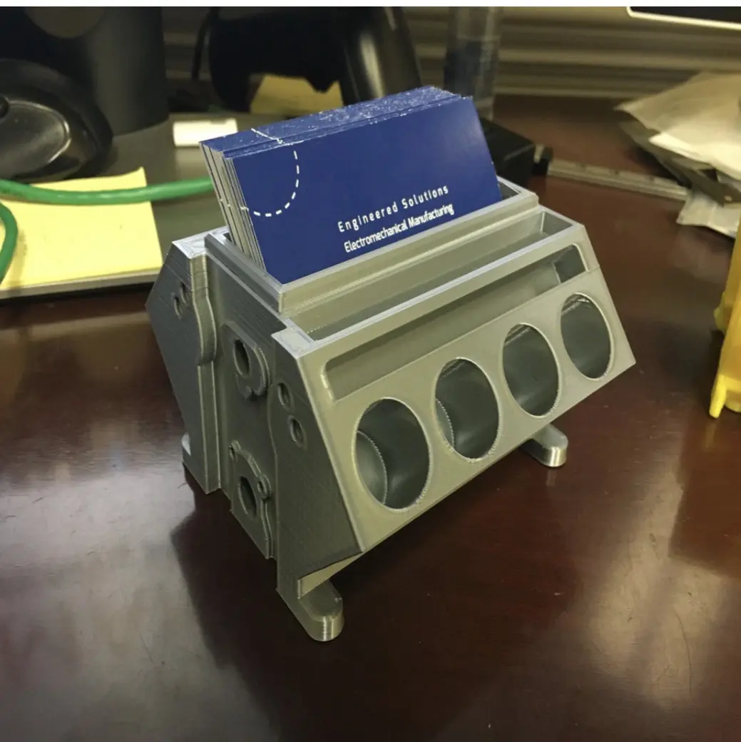 Bronvoorbeeld van het 3D-model Engine block card holder door Emr918