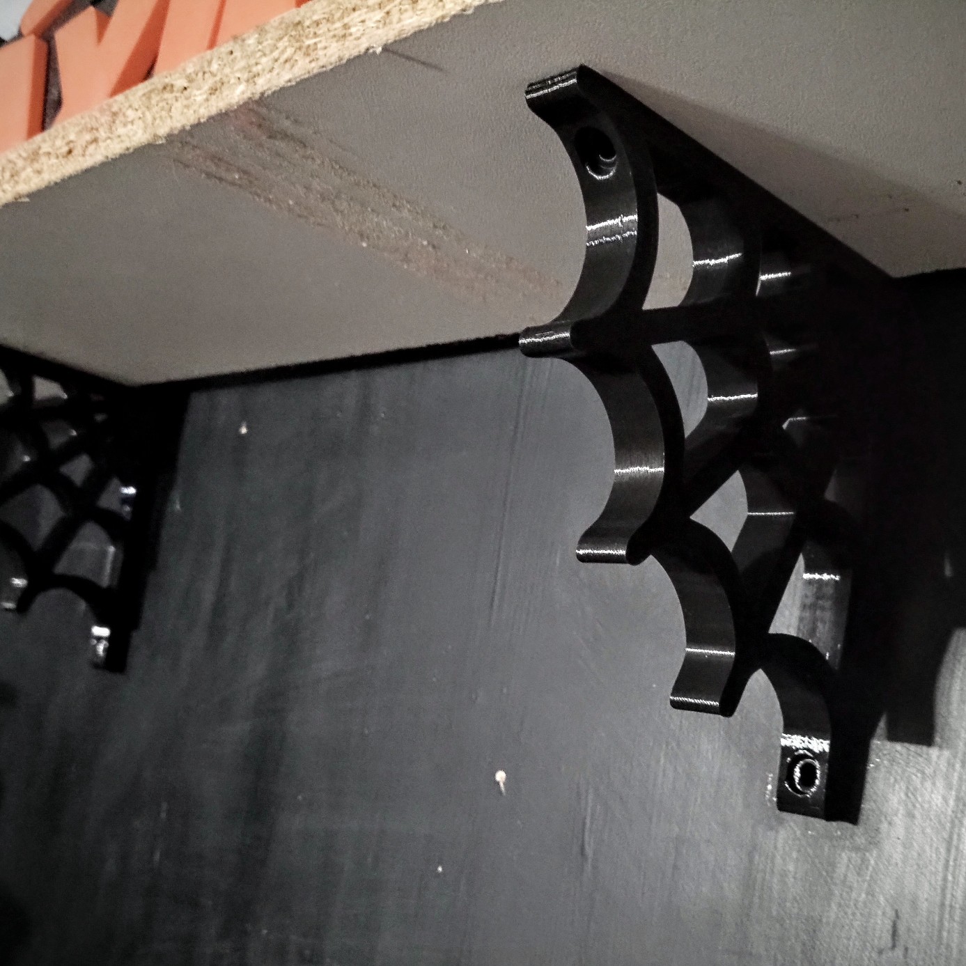 Bronvoorbeeld van het 3D-model SPIDER WEB SHELF BRACKET SUPPORT door TRXDTH